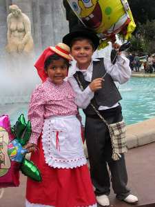 Tenerifei gyerekek nemzetiségi ruhában