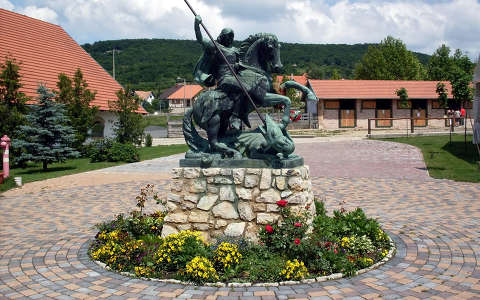 Magyarország, Sümeg, Sárkányölő Szent György szobor a vár alatt
