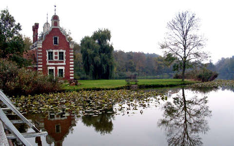 Magyarország, Dég, Festetics-kastély parkja, a park tavának szigetén álló Hollandi ház