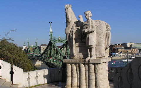 Budapest,Szt. István szobra a Gellért kápolna előtt