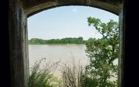 Komárom a Monostori-erőd ablakából a Duna túloldalán Komarno