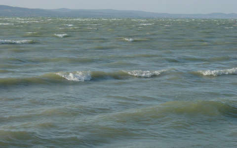 Hullámzó Balaton