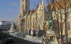 Felújított Mátyás templom oldala téli hangulatban
