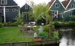 Lakóházak a csatornák egyikének a partján. Hollandia