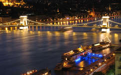 Duna és a Lánchíd éjszakai fényekben, Budapest, Magyarország
