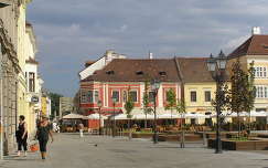 Győr főtere ,szemben a híddal