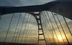 Dunaújvárosi híd hajnalban.