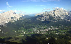 Cortina d'Ampezzo a Tofana-hegyről. Dolomitok, Olaszország.