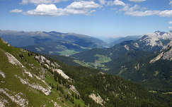 Dél-Tirol, Olaszország. Balra az Alpok, jobbra a Dolomitok vonulata.