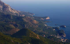 Montenegró partvonala, a szigeten Sveti Stefan.