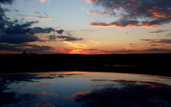 az Astra tetején tükröződő márciusi naplemente
