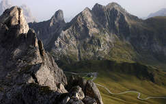 Giau-hágó a mélységben. Dolomitok, Dél-Tirol, Olaszország.