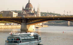 országház budapest folyó híd magyarország duna hajó