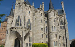 Astorga, Gaudi tervezte püspöki palota, ma zarándoklat (Camino) múzeuma, Spanyolország