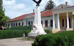 Szarvas - I.vh-s Hősi emlékmű - fotó: Kőszály