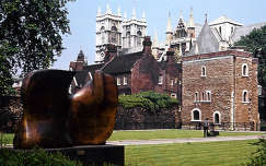 Westminster és Henry Moore szobor, London