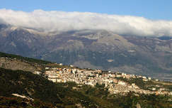 Dél-Olaszország - Calabria tartomány - hegygerincen ülő felhők