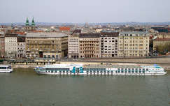 Budapest, horgonyzó hajó a Dunán