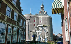 Enkhuizen-Nederland.de Drommedaris.Verdedigings bouwwerk 1540 bij de haven.