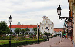Magyarország, Vác, Március 15. tér, háttérben a Fehérek temploma