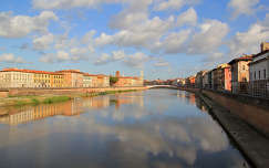 Az Arno folyo tukrozodese, Pisa, Olaszorszag