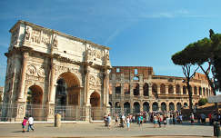 Constantinus diadalíve, háttérben a Colosseum
