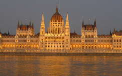 Budapesti Parlament az új díszkivilágítással
