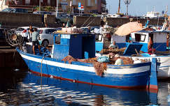 Olaszország,Pozzuoli,halászhajó a kikötőben