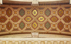 Magyarország, Budapest, Szent István Bazilika, a főbejárat előcsarnokának mennyezetmozaikja zodiákus csillagjegyekkel