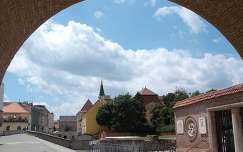 Székesfehérvár - Nemzeti Emlékhely bejárata - /Romkert/ a vár kapujából nézve.- fotó: Kőszály