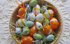 Húsvéti kosár tojásokkal