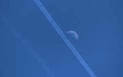 repülőgép kondenzcsík(ok),  háttérben a holddal