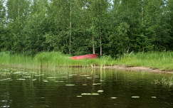 Finnország -csónak a tóparton