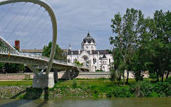 Magyarország, Szolnok, Tiszavirág-híd, szemben a Szolnoki Galéria (az egykori zsinagóga)