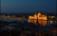 országház címlapfotó budapest magyarország kék óra