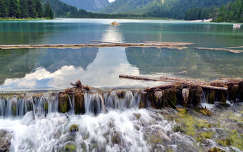 A toblachi tó vízesése.Dél-Tirol.