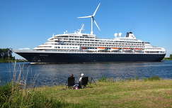 Holland-Noorzeekanaal, bij Amsterdam. Cruise Ship 
