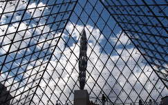 felhők a Louvre üvegpiramisán keresztül,Párizs,Franciaország