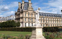 a Louvre oldalszárnya a Tuileriák kertjéből,Párizs,Franciaország