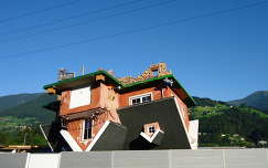 A tetejére állított ház, a tiroli Terfensben.