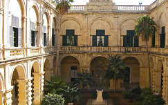 Málta-Valletta Nagymesterek palotájának udvara