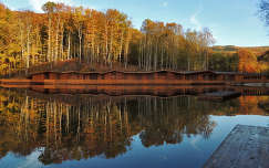 románia szováta faház kárpátok tó ház ősz erdély erdő tükröződés