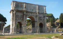 Róma-Constatinus diadalíve a Colosseum mellett