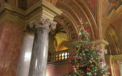 Budapest, karácsonyfa az Operaház előcsarnokában