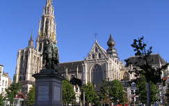 Antwerpeni dóm,előtte Rubens szobra,Belgium