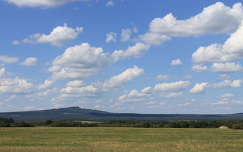 Kab-hegy bárányfelhőkkel