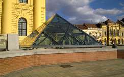 Üvegpiramis a Nagytemplom mellett, Debrecen
