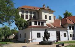 Kassa, Rodostó-ház, előtt Rákóczi szobra