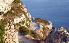 kövek és sziklák tengerpart málta tenger