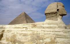 Szfinx és piramis